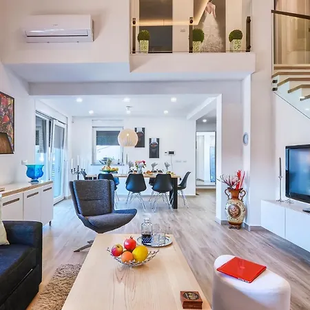 New 2022 - Luxurious Villa With Pool! 빌라 바르바리가