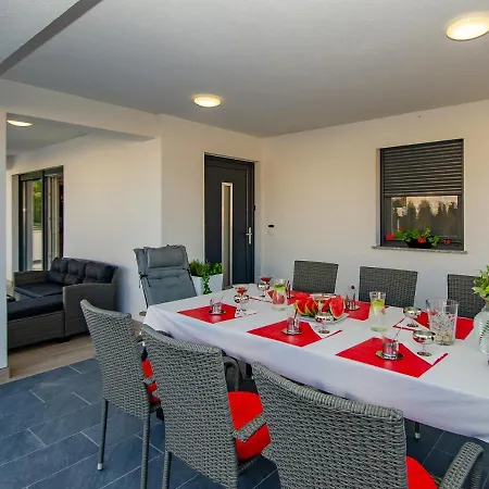 New 2022 - Luxurious Villa With Pool! 빌라