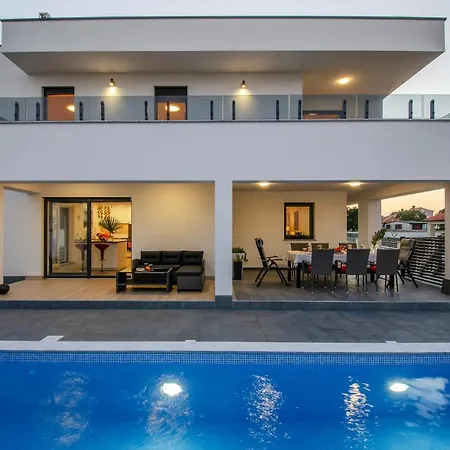 New 2022 - Luxurious Villa With Pool! *