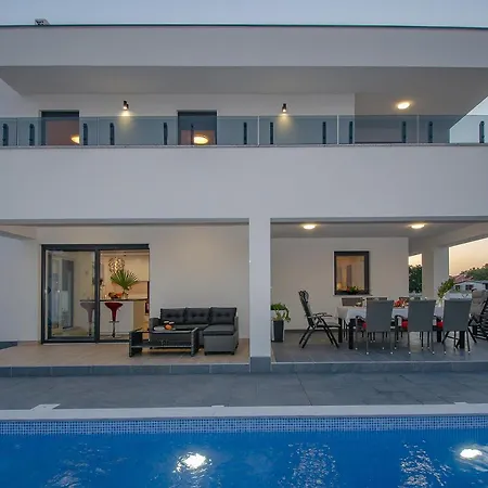 New 2022 - Luxurious Villa With Pool!