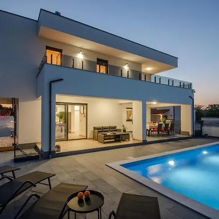 New 2022 - Luxurious Villa With Pool! 빌라 *