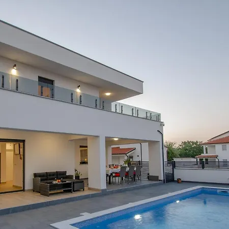 New 2022 - Luxurious Villa With Pool! 빌라