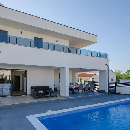 New 2022 - Luxurious Villa With Pool! 빌라 *