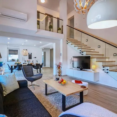 New 2022 - Luxurious Villa With Pool! Villa *