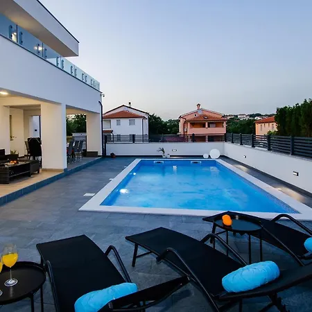 New 2022 - Luxurious Villa With Pool! * 바르바리가